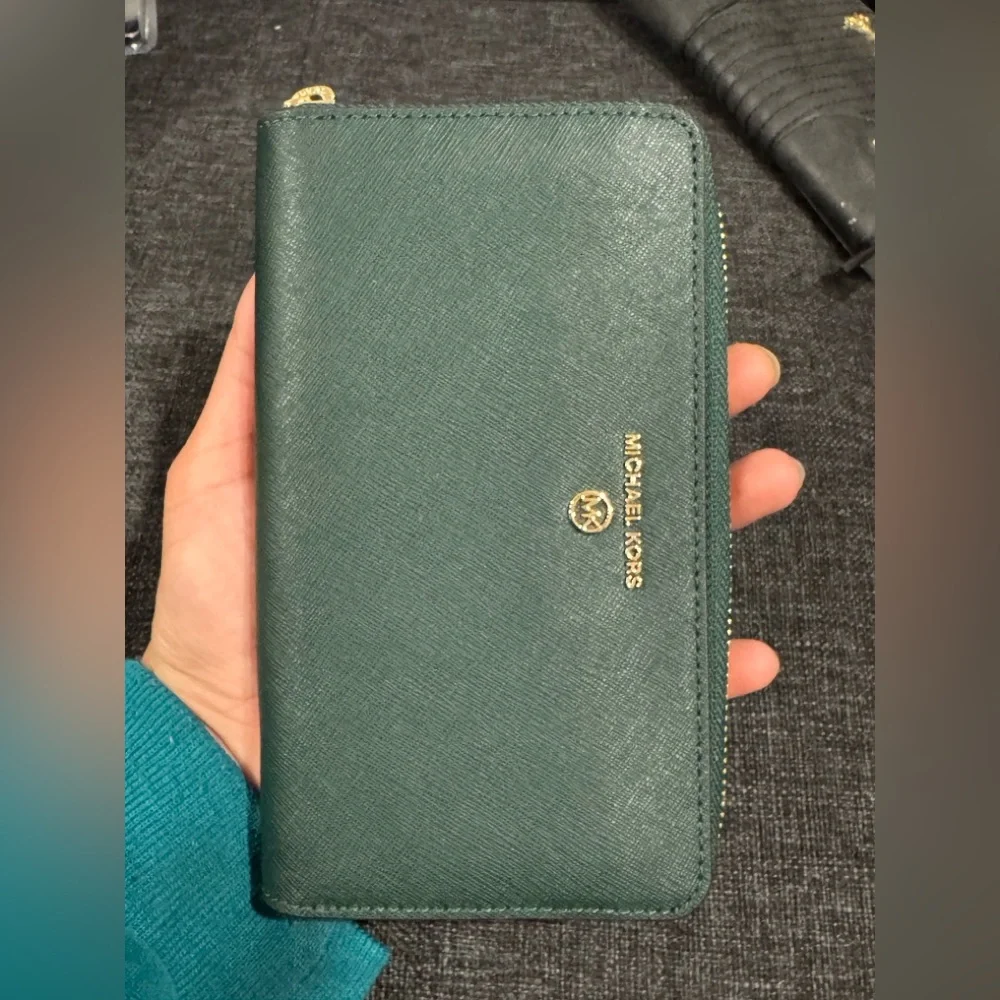 Michael Kors Malachite Jet Set Continental Saffiano Leather iPhone Wallet - Picture 1 of 7